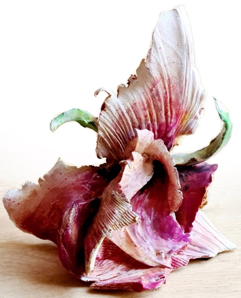 Sculpture fragile ceramique fleur rose pétale