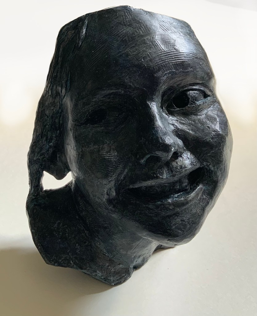 Sculpture enfant fille sourire portrait noir confinement