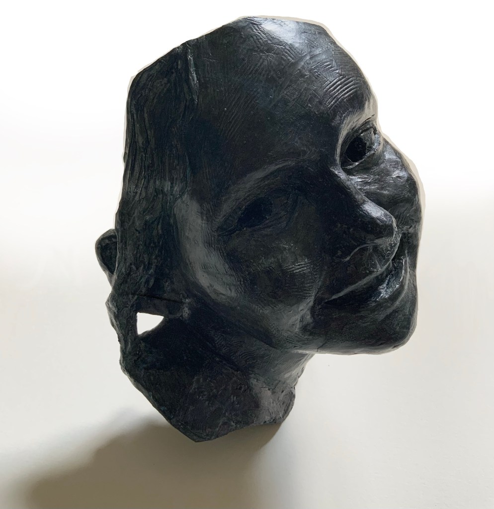 Sculpture enfant fille sourire portrait noir confinement