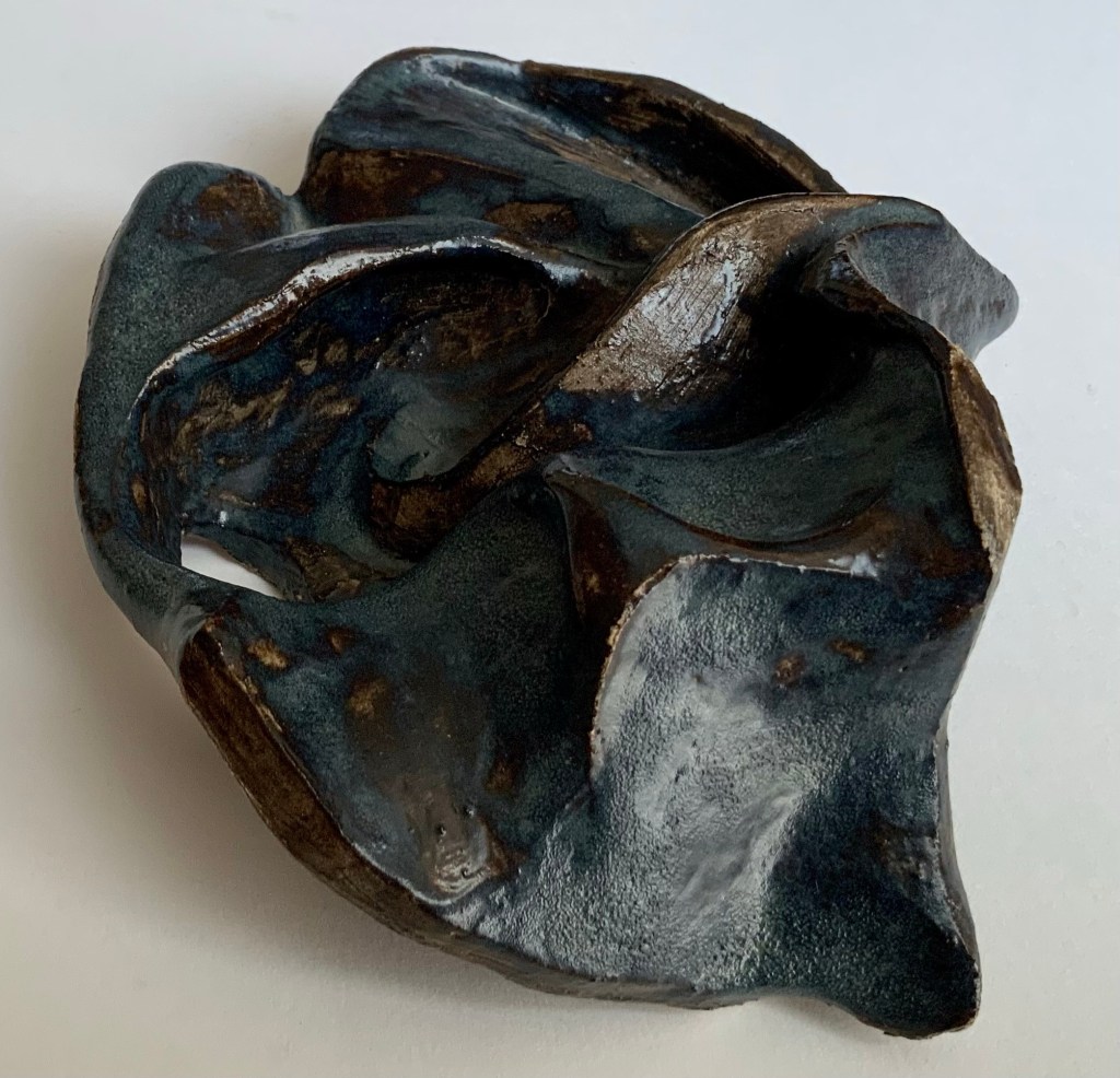 Sculpture abstrait céramique oreille feuille origine