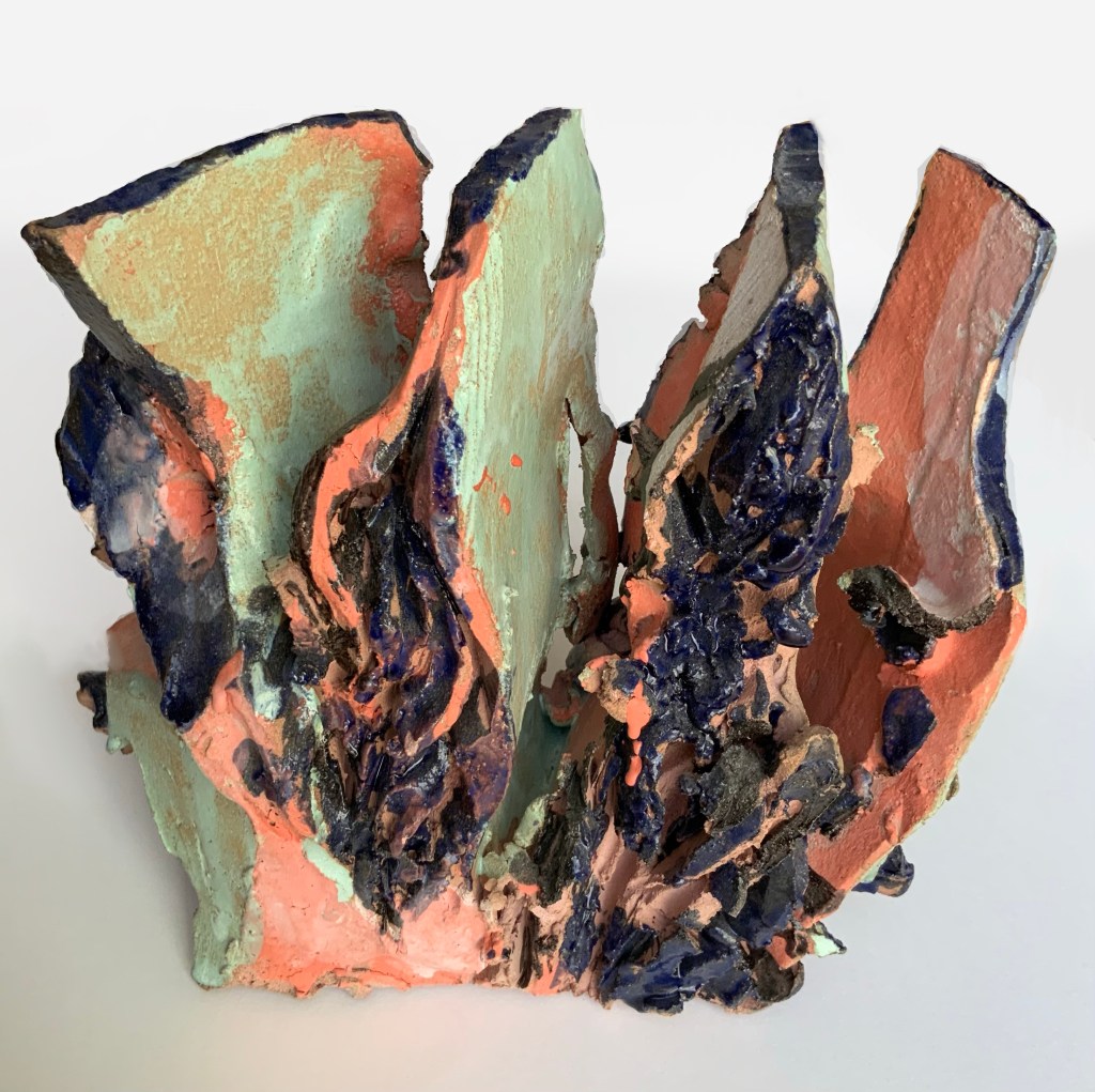 Sculpture abstraite terre fragile feuille